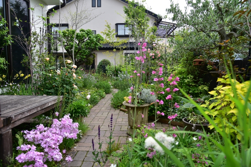 デッキ下をカバーするフロックスピロサ